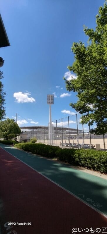 OPPO Reno14 5G カメラ ジョギングロード越しに見上げる巨大な照明塔