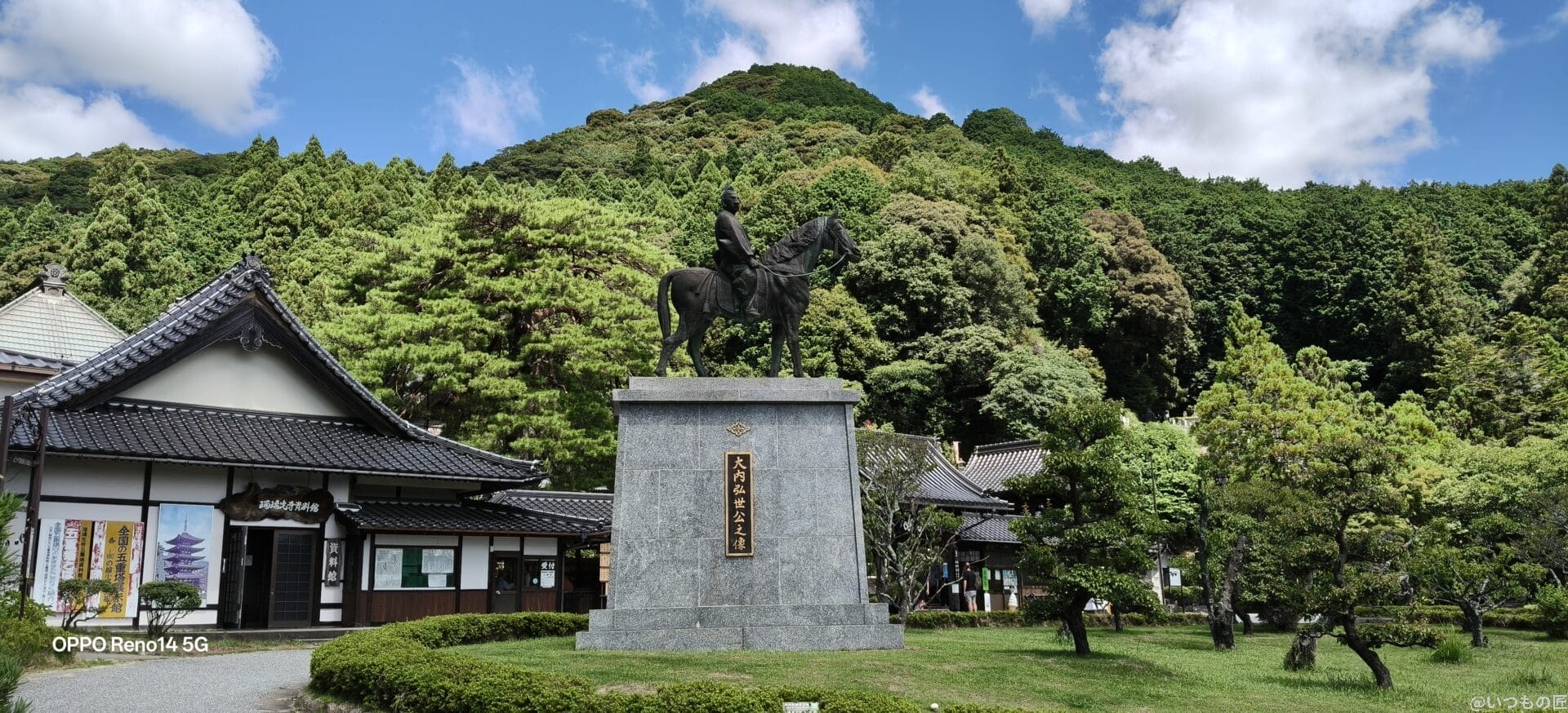 資料館の入り口にある大内弘世公之像の凛々しい表情 | スマホを検証してみた OPPO Reno14 5G カメラ 資料館の入り口にある大内弘世公之像の凛々しい表情