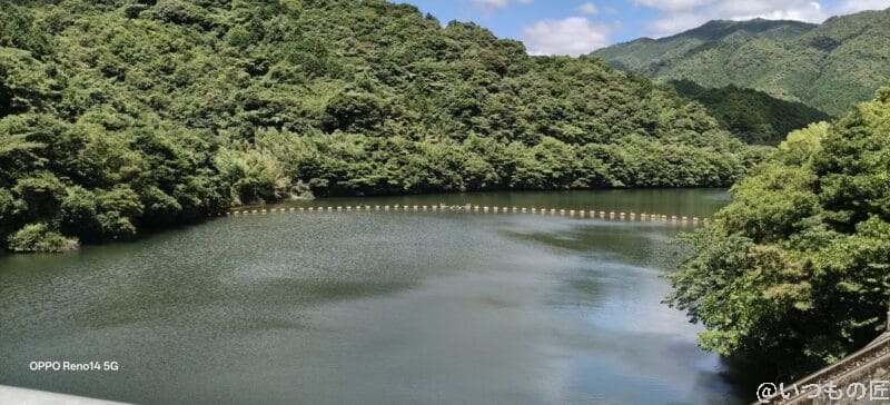 OPPO Reno14 5G カメラ ダム湖を漂う黄色の標識ブイ