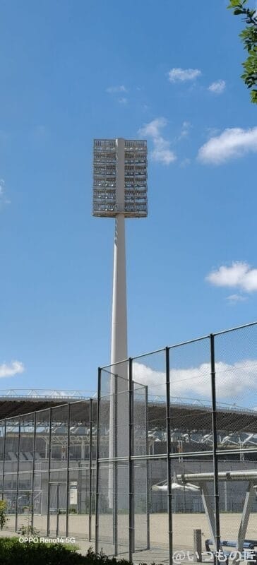 OPPO Reno14 5G カメラ ジョギングロード越しに見上げる巨大な照明塔