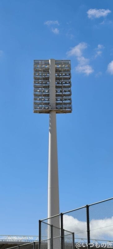 OPPO Reno14 5G カメラ ジョギングロード越しに見上げる巨大な照明塔