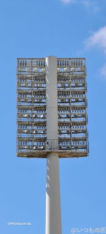 OPPO Reno14 5G カメラ ジョギングロード越しに見上げる巨大な照明塔