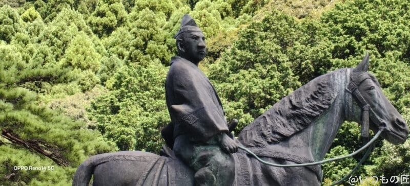 資料館の入り口にある大内弘世公之像の凛々しい表情 | スマホを検証してみた OPPO Reno14 5G カメラ 資料館の入り口にある大内弘世公之像の凛々しい表情