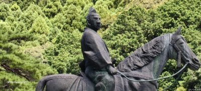 資料館の入り口にある大内弘世公之像の凛々しい表情 | スマホを検証してみた OPPO Reno14 5G カメラ 資料館の入り口にある大内弘世公之像の凛々しい表情