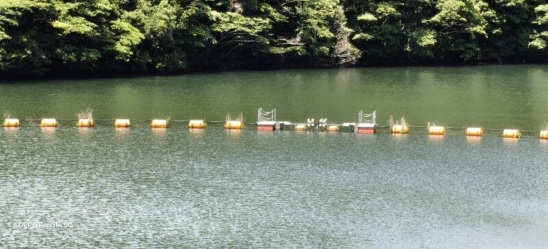 OPPO Reno14 5G カメラ ダム湖を漂う黄色の標識ブイ