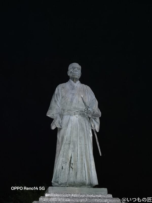 OPPO Reno14 5G カメラ 闇に浮かぶ石像