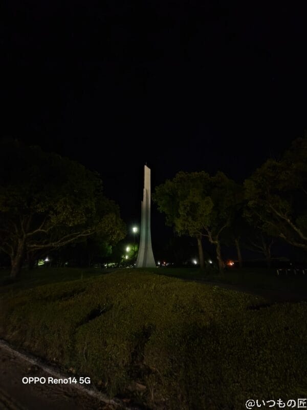 OPPO Reno14 5G カメラ 夜の白いオブジェ