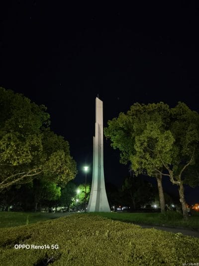 oppo reno14 5g 夜景モード+ズーム1倍 作例2 | スマホを検証してみた OPPO Reno14 5G カメラ 夜の白いオブジェ
