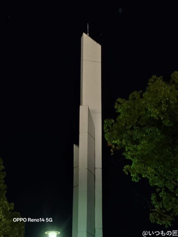 OPPO Reno14 5G カメラ 夜の白いオブジェ