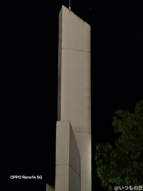 OPPO Reno14 5G カメラ 夜の白いオブジェ