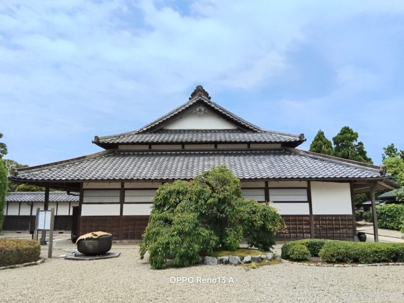 真正面から晴れた日の古民家を撮影した一枚 | スマホを検証してみた OPPO Reno14 5G カメラ 真正面から晴れた日の古民家を撮影した一枚