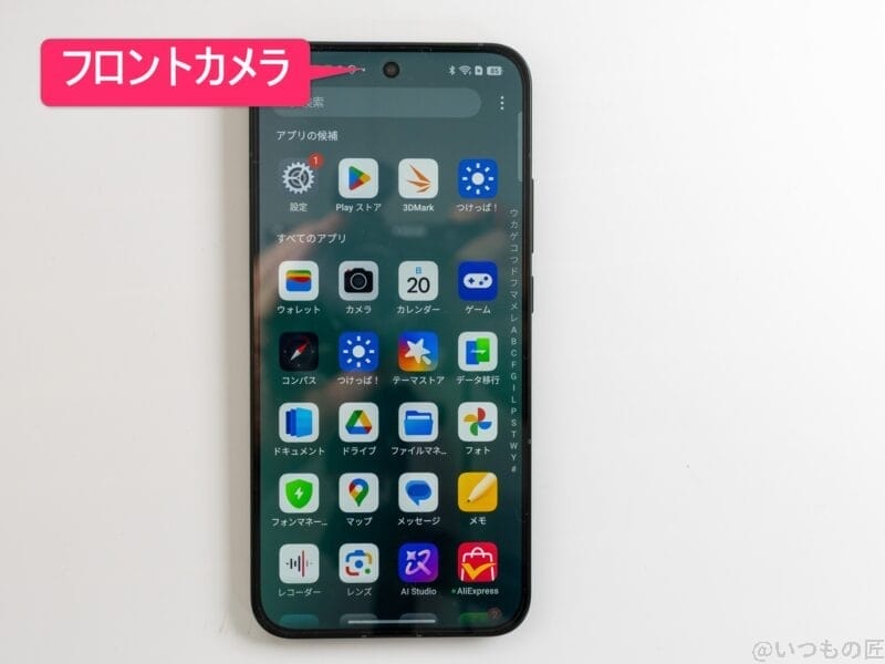ディスプレイが見える状態で机の上に置かれたreno14 5g | スマホを検証してみた OPPO Reno14 5G カメラ ディスプレイが見える状態で机の上に置かれたReno14 5G